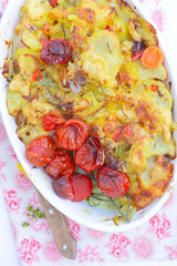 Gemüseuflauf mit gebackenen Tomaten
