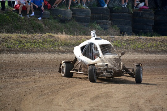 buggy de color blanco tomando una curva a gran velocidad