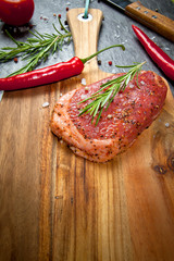 stück fleisch mit chilli auf einer granit platte