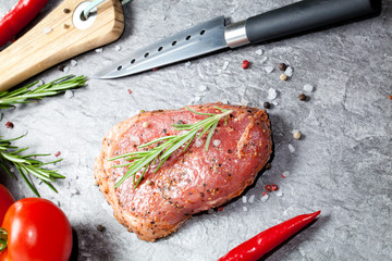 stück fleisch mit chilli auf einer granit platte