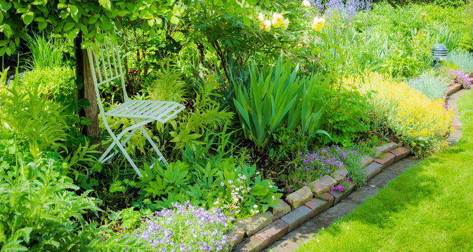 Schattenplatz im sonnigen Garten