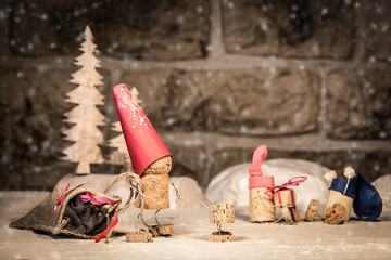 Figuren aus Korken, Konzept Weihnachtsmann im Schnee