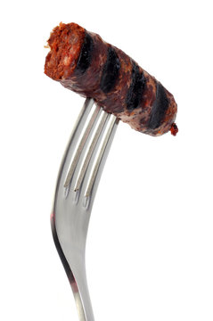 Morceau de merguez piqu&eacute; sur une fourchette