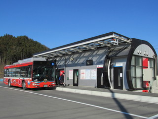 赤いバスとバス停