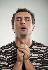 Obraz premium Portrait of a man putting his hands together like in a prayer