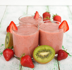 Smoothies of kiwi and strawberry