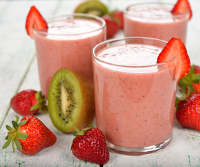 Smoothies of kiwi and strawberry