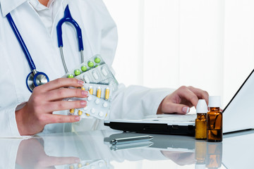 Arzt schreibt ein Rezept für Tabletten