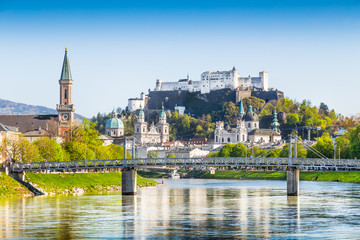 Fototapeta premium Historyczne miasto Salzburg z rzeką Salzach w Austrii