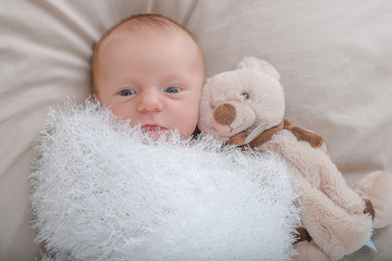 bébé et peluche