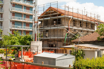 Cantiere edilizio, ponteggi in sicurezza, casa