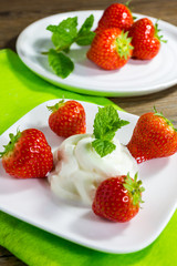 Erdbeerteller auf grüner Serviette