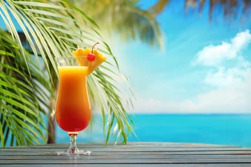 Foto auf Acrylglas Ozeanien Erfrischender Orangencocktail am Strandtisch.