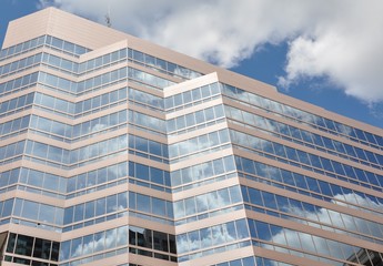 Obraz premium Clouds reflection in building facade