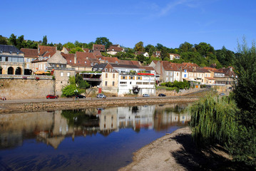 Fototapeta na wymiar River Vezere in the market town of Le Bugue, France