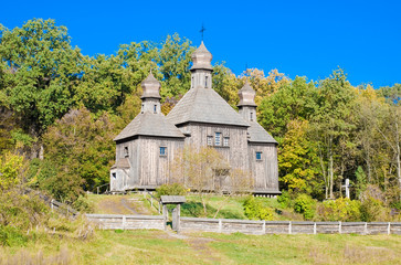 Fototapeta na wymiar Stary drewniany kościół w Pirogovo, Ukraina
