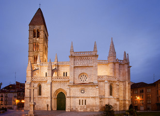 Fototapeta na wymiar Santa Maria de la Antigua Kościół o zmierzchu