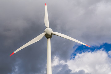 Große Windkraftanlage und bewölkter Himmel