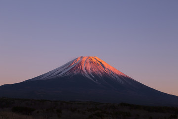 Obraz premium Wspaniały widok! Góra Fuji barwiona na czerwono o zachodzie słońca (Red Fuji)