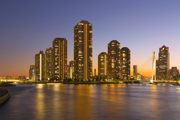 Fototapeta premium 東京都市風景（高層マンションと隅田川）日の入り後のきれいな夕景