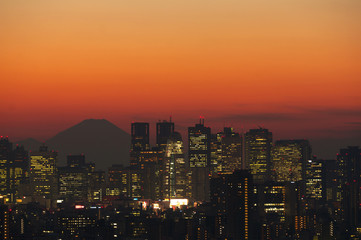 東京都心から真っ赤な夕焼けシルエットになった富士山と新宿高層ビル群を望む【東京絶景】
