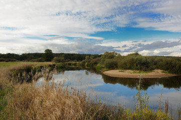 Fototapeta na wymiar Krajobraz z rzeki i chmury