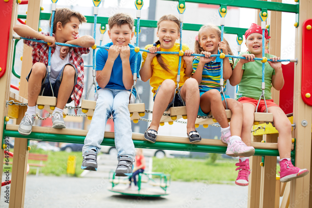 Wall mural Kids on swing