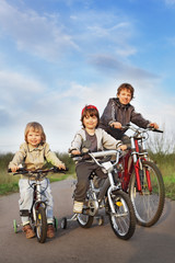 Obraz premium brothers ride on bikes