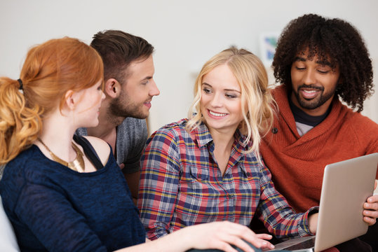 freunde sitzen zu hause und unterhalten sich