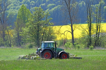 Traktor beim M&auml;hen