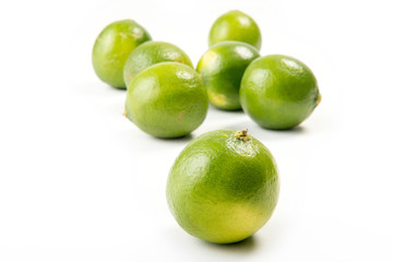 Lime verdi isolati su sfondo bianco