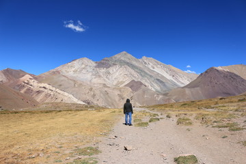 Hombre en cordillera de los Andes