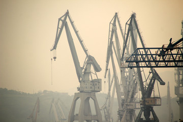 Grúas en el margen de la Ría de Bilbao, España