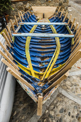 Scheletro di Barca Blu e Giallo