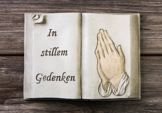 Tod: Betende H&auml;nde und Grab Worte im Buch als Dekoration