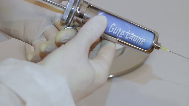 Gute Laune impfen, einimpfen, injezieren, spritzen, einspritzen