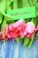 życzenia miłości na tle przepięknych tulipanów  - obrazy, fototapety, plakaty