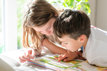 Schulkinder beim Lesen üben