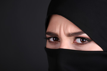 Naklejka premium Beautiful muslim arabic woman in paranja on dark background