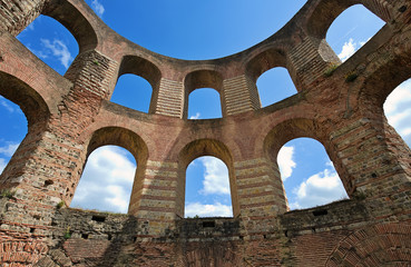 Ein Teil der Ruine der Kaisertherme in Trier - 64967949