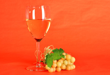 calice vino bianco su sfondo rosso