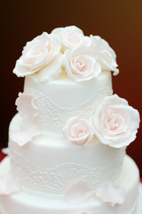 Obraz na płótnie Canvas Delicious white wedding cake