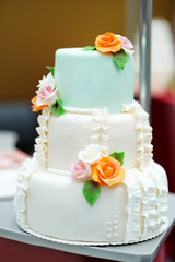 Obraz na płótnie Canvas Delicious white and green wedding cake