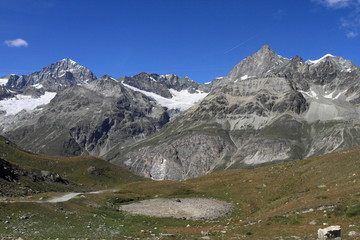 Fototapeta na wymiar wysokie góry i jeziora w pobliżu Zermatt