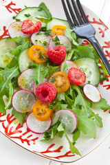Frischer Sommersalat mit Himbeeren