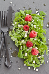 Rucola mit Feta und Himbeeren