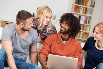 freunde haben spaß zu hause