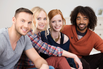 lachende freunde zu hause
