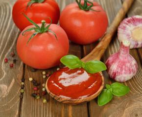 Tomato sauce with basil