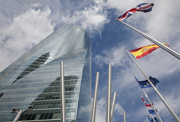Obraz premium Madrid - Skyscraper Torre Espacio and flags